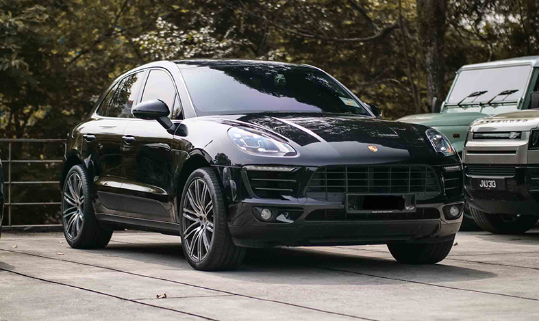 Porsche Macan front right.